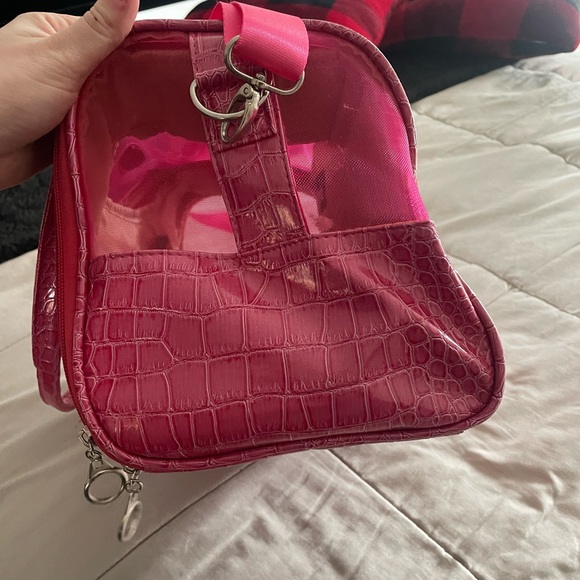 Pet carrier such a cute pink colour! Only fits extra small dogs ! - Picture 3 of 4